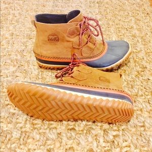 NEW Sorel Out N About Boots Coral, Navy, & Brown